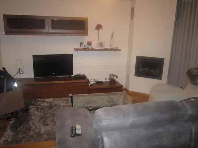 SE VENDE CHALET ADOSADO SEMINUEVO, 4 HAB., GARAJE DOBLE ,PAT - foto 4