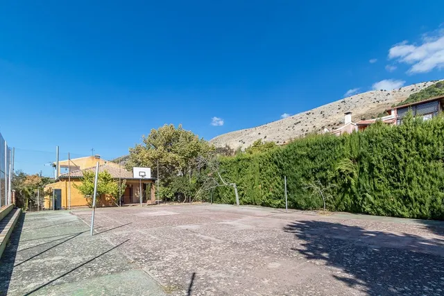 Chalet independiente con piscina y pista de tenis en Alfacar — 29