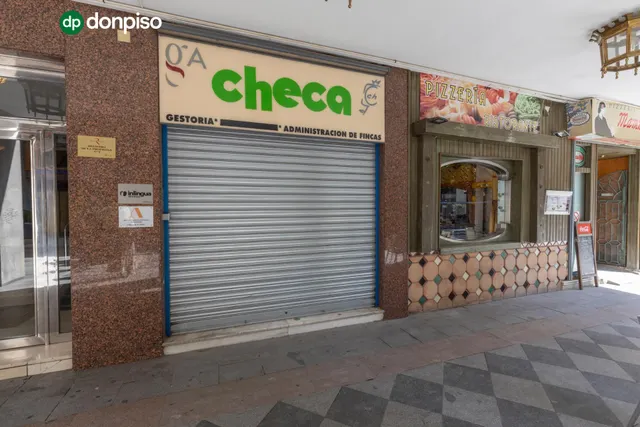 LOCAL COMERCIAL EN CALLE ÁNGEL GANIVET – UBICACIÓN PRIVILEGIADA — 31