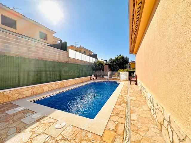 CALONGE: CHALET CON GARAJE Y PISCINA EN PERFECTO ESTADO. ZON - foto 2