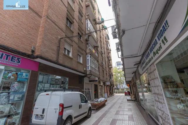 Piso de 3 dormitorios en calle milán, zaidín | muy luminoso y con gran potencial — 31