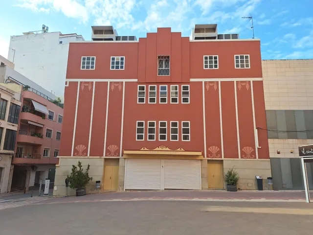 Casa modernista de 218 m2, en parcela de 518 m2, con jardín y garaje para varios vehículos en el centro de Monóvar — 42