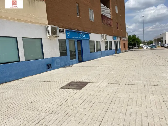 VENTA EN BADAJOZ, ZONA VALDEPASILLAS, LOCAL COMERCIAL PLANTA - foto 3