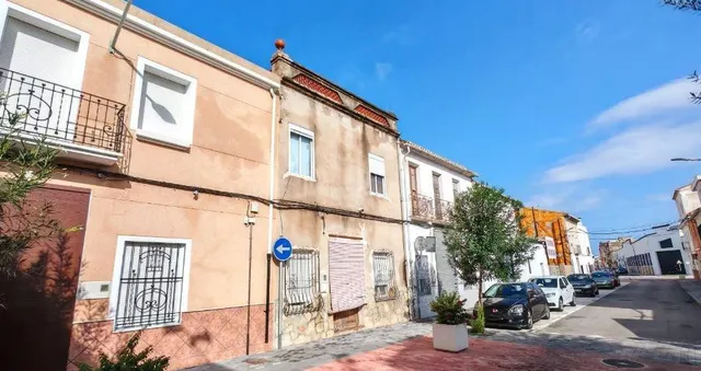SE VENDE CASA OKUPADA en Avenida Regne De Valencia Nº 14 Ben