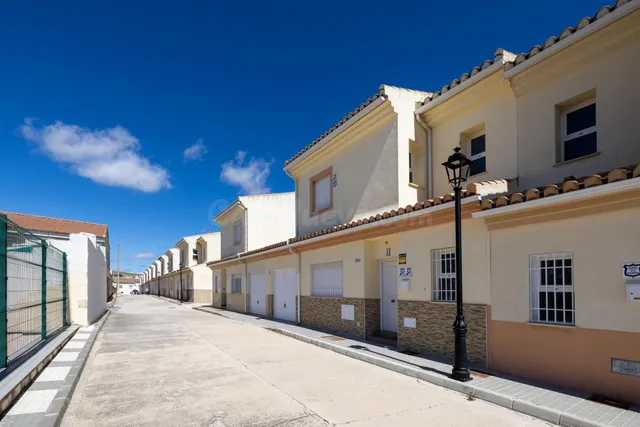 VIVIENDAS ADOSADAS VPO EN TORRECARDELA – ESPACIO, COMODIDAD 