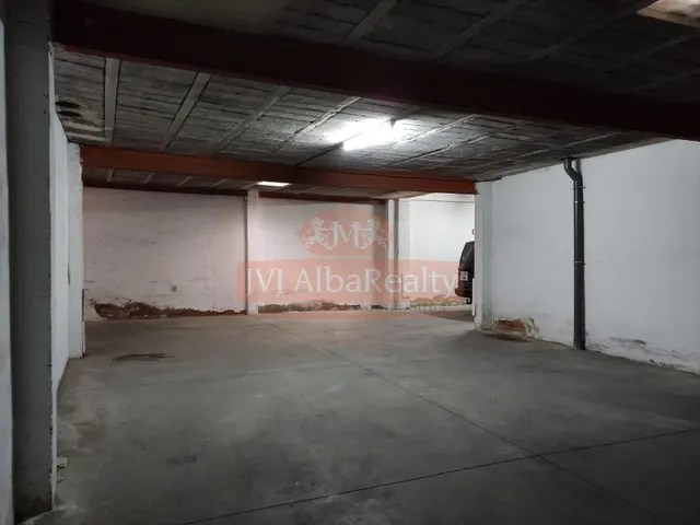 SE VENDE LOCAL CON VADO, EN ZONA ENSANCHE-CIRCUNVALACION. — 8