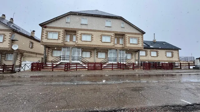 CHALET PAREADO DE 5 DORMITORIOS EN LA ESTACIÓN INVERNAL DE A - foto 3