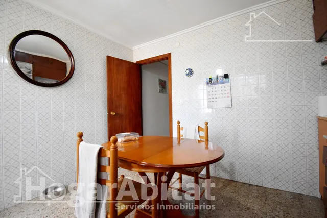 ¡4 DORMITORIOS! MUY AMPLIO CON BALCÓN EN EL CENTRO — 31