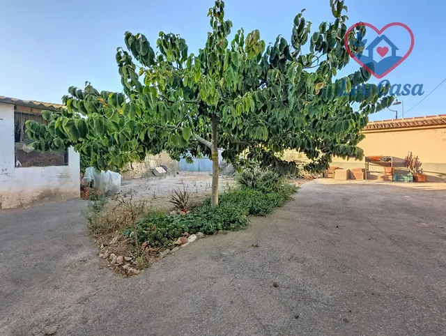 CASA DE CAMPO CON 4 DORMITORIOS, PATIO PRIVADO Y TERRENO CON - foto 3