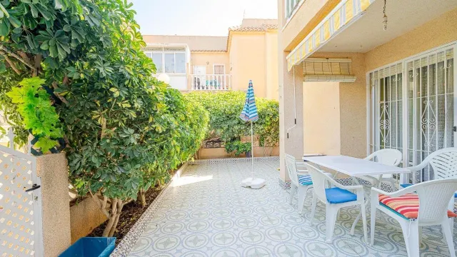 Bungalow en planta baja de 3 dormitorios con jardín y piscina comunitaria en Torrevieja — 4
