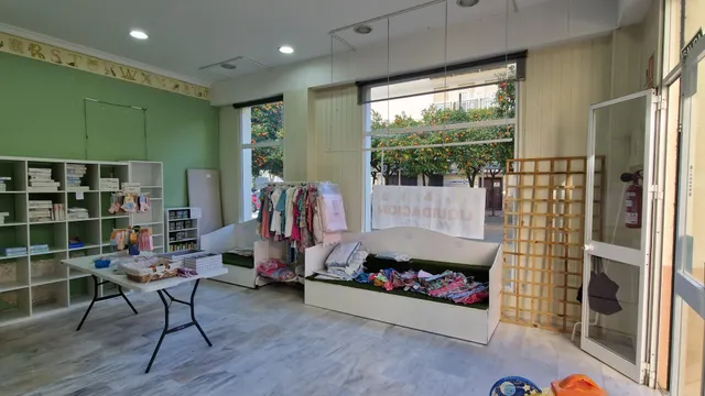 Local comercial en alquiler en esquina junto a Plaza del Caballo, gran visibilidad — 2