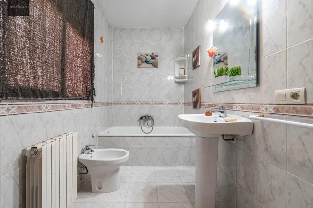 EXCLUSIVA VIVIENDA CON PISCINA PRIVADA EN URBANIZACIÓN "EL TORREÓN" EN ALBOLOTE. — 20