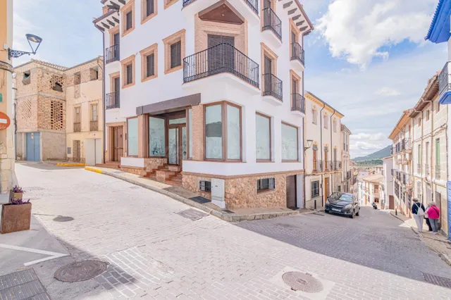 VENTA DEL EDIFICIO MAS BONITO EN EL CENTRO DE ILLORA JUNTO A - foto 2