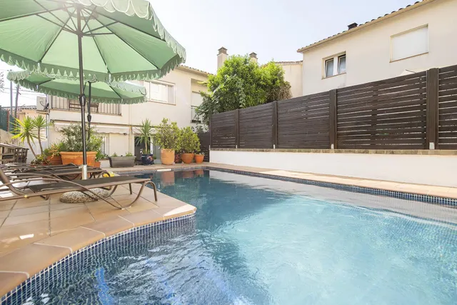 Casa adosada con jardín y piscina en Sant Julià de Ramis