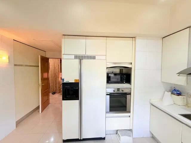 Venta Pleno Dominio Amplio piso luminoso de 216 m2 en urbanización con piscina y vigilancia 24h · Aravaca — 17