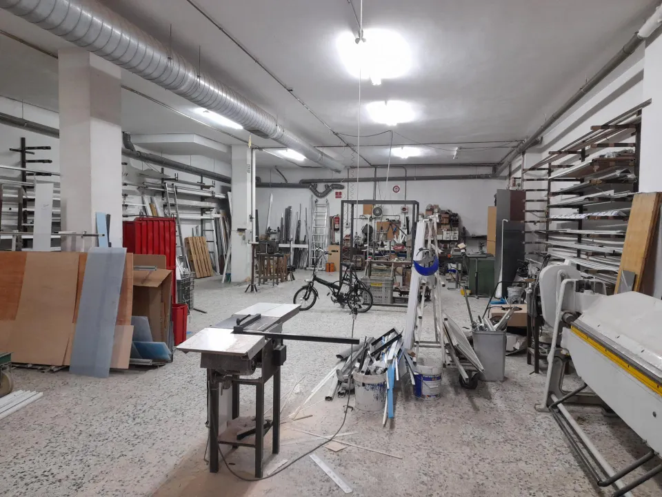 Gran local comercial de 346m2 construidos en el Escorxador - Mataró