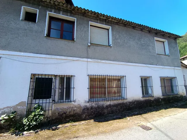 Venta de vivienda en planta primera y local en  planta baja unido a edificio de dos alturas en Gordexola — 7