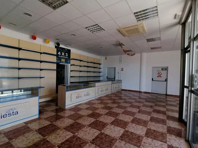 LOCAL COMERCIAL CONSTRUIDO EN NAVE DE 540 METROS CON LICENCIA DE APERTURA EN USO — 9