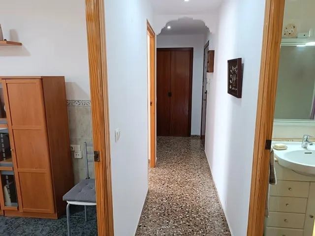 Luminoso piso con gran cocina y balcón frente a una tranquila plaza en Riola — 16