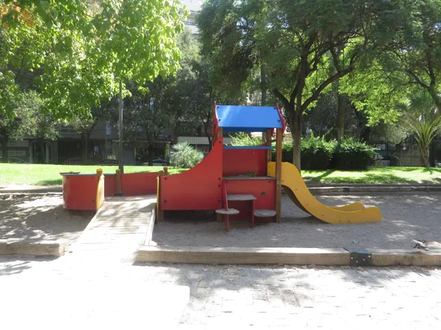 Local comercial, en Ciudad Jardín, con licencia de apertura de taller de motos. — 12
