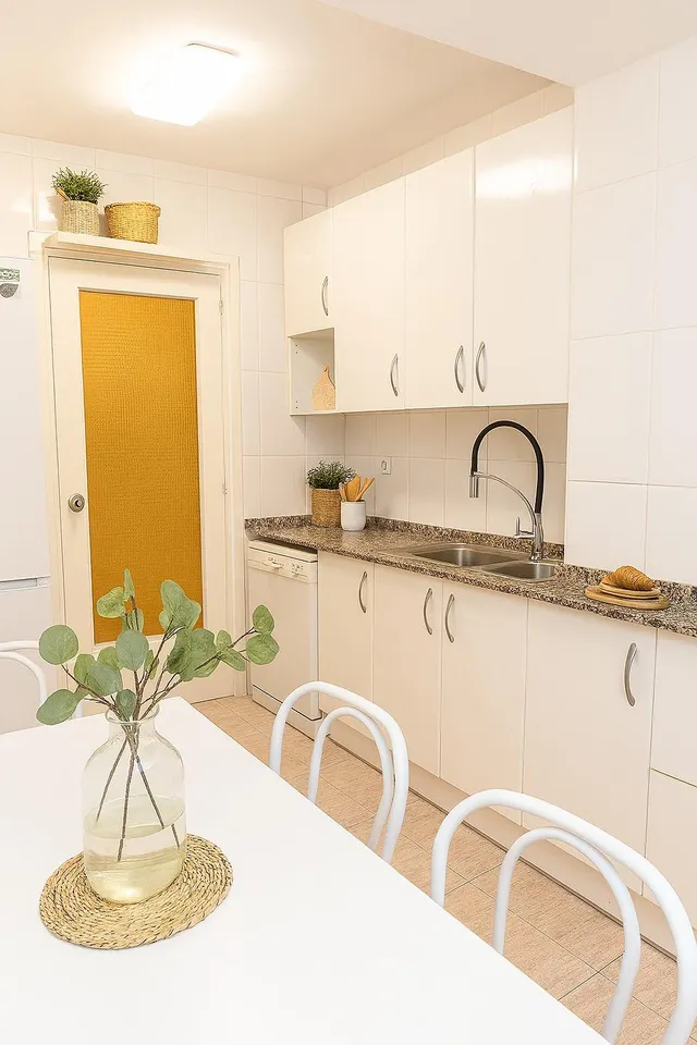 Amplia vivienda de tres habitaciones en pleno centro de Tarr - foto 4