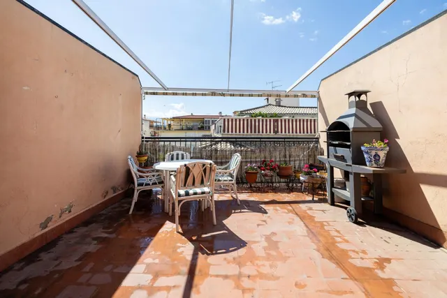 Exclusiva vivienda con gran terraza y múltiples posibilidades frente a Plaza José Zamora en Maracena. — 2