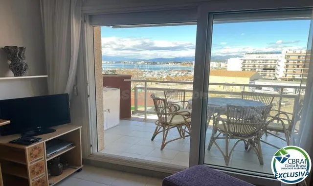 PORT ROSES Acogedor apartamento de dos dormitorios con terra