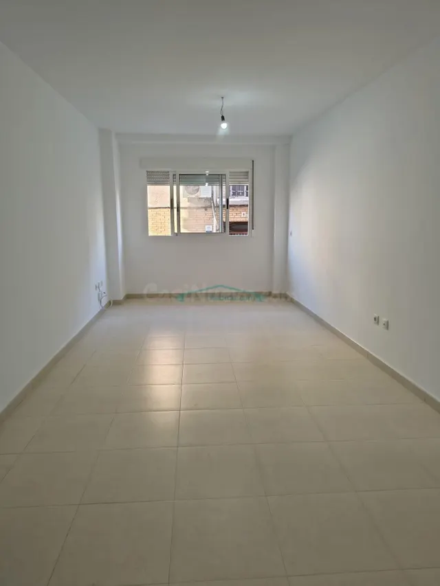 Piso recién reformado a solo 150 metros de la playa de Puert - foto 4