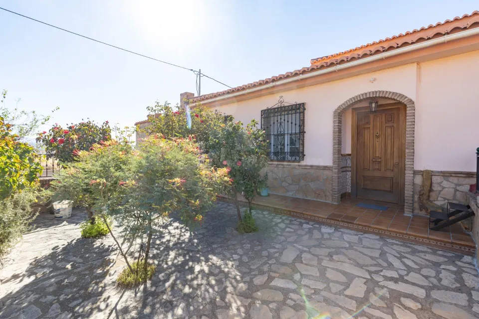 Casa en planta baja con cuatro naves y local