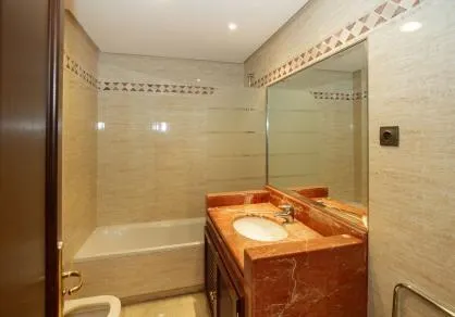Exclusivo bajo con vistas panorámicas al mar y club de golf privado en La Mairena (El Soto) — 12