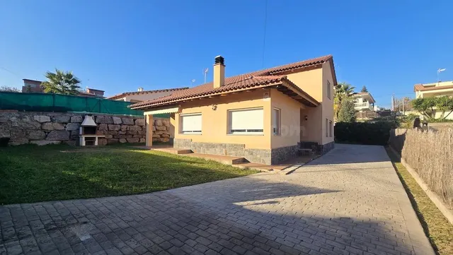 Chalet totalmente amueblado de 220 m2 rodeado de jardín llan - foto 2
