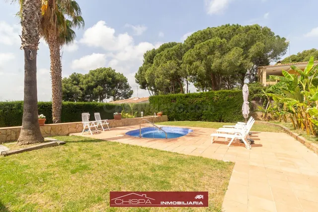 Espectacular chalet con piscina y jardín - foto 2