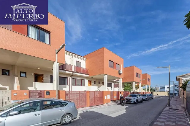 Amplia casa de 182 m2 con patio, gran sótano y a menos de 5 minutos del metro — 33