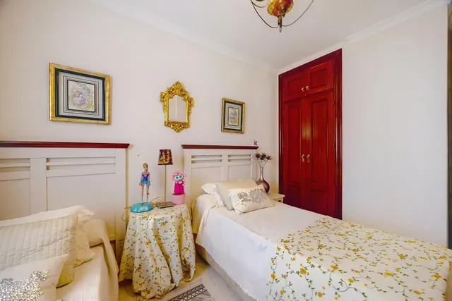 Gran casa unifamiliar con piscina privada, 4 dormitorios y semisótano. — 16
