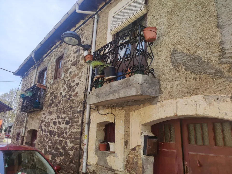 OPORTUNIDAD , CASA DE PIEDRA CON TERRENO A LADO DEL RIO EN SAN ESTEBAN DE VALDUEZA