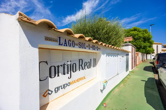 Bungalow con 2 jardines, garaje y piscina comunitaria en Torrevieja, los balcones — 27