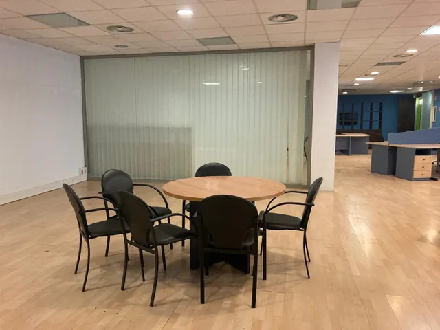 ALQUILER DE OFICINA, EN CENTRO DE EMPRESAS — 21