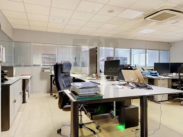 Hay empresas que necesitan una nave. Y luego están las que n - foto 5