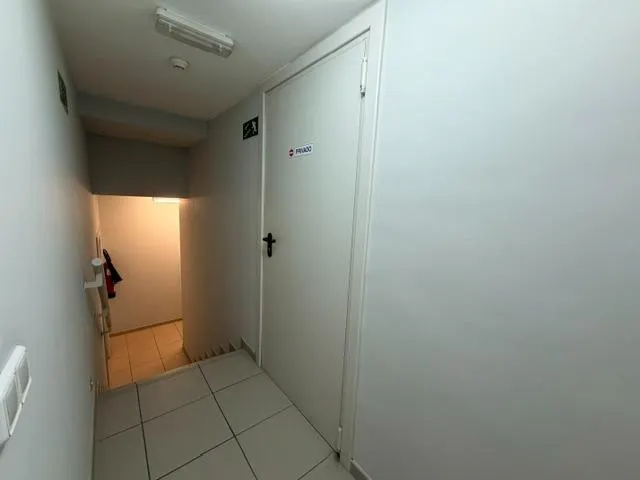 LOCAL EN UNA PLANTA, EN ESQUINA, ACONDICIONADO — 11