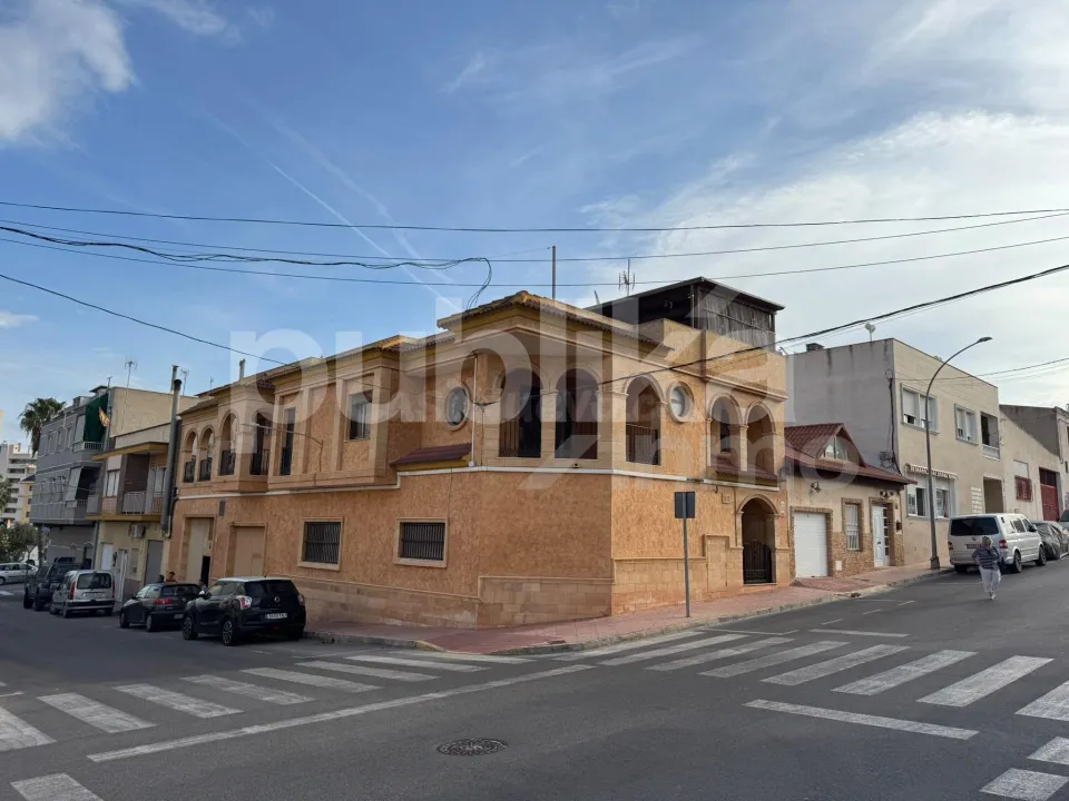 Casa 4 habitaciones 439m² en venta - CENTRO