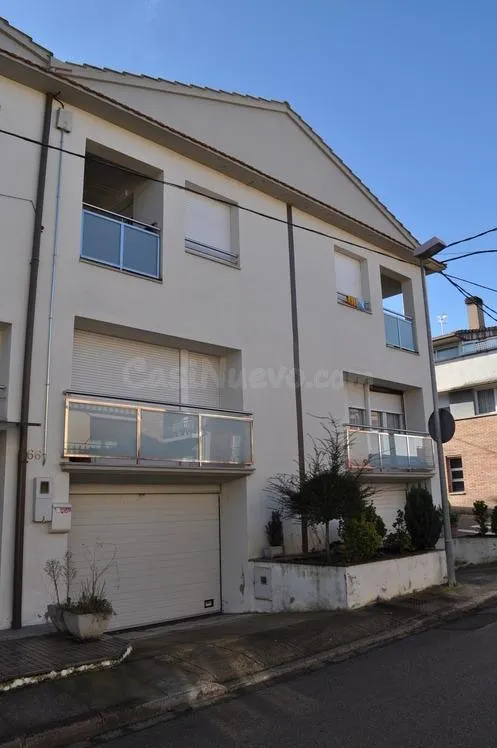 Chalet adosado de 180 m2 con garaje en Olot