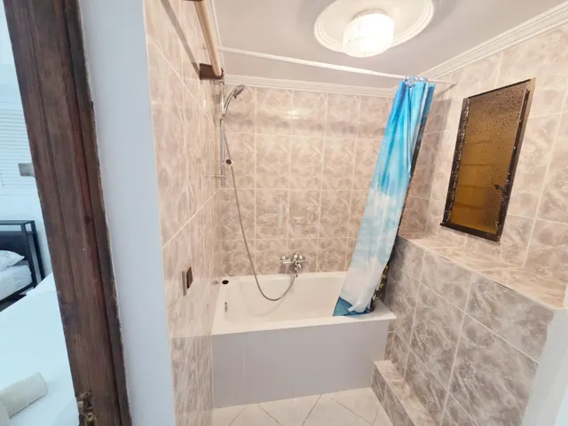 Chalet con 3 viviendas independientes, piscina privada cubierta y vistas al mar — 40