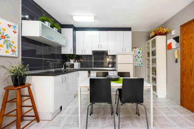 Apartamento semi reformado con orientación sur, vistas laterales al mar y piscina comunitaria. — 13