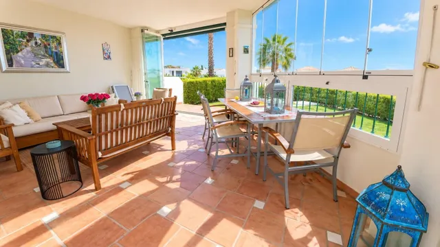 Apartamento de planta baja de esquina con 2 dormitorios con jardin y vistas parciales al mar — 4