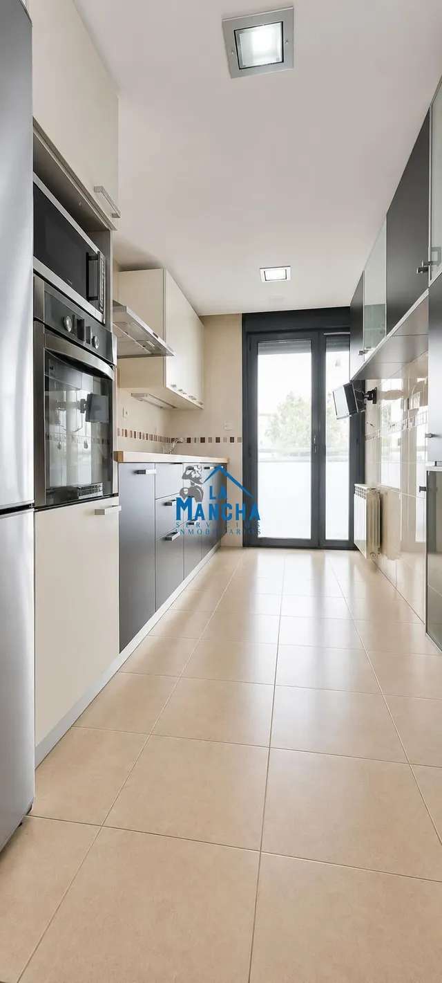 *950€ al mes* inmobiliaria la mancha alquila piso facultad de medicina de Albacete — 23