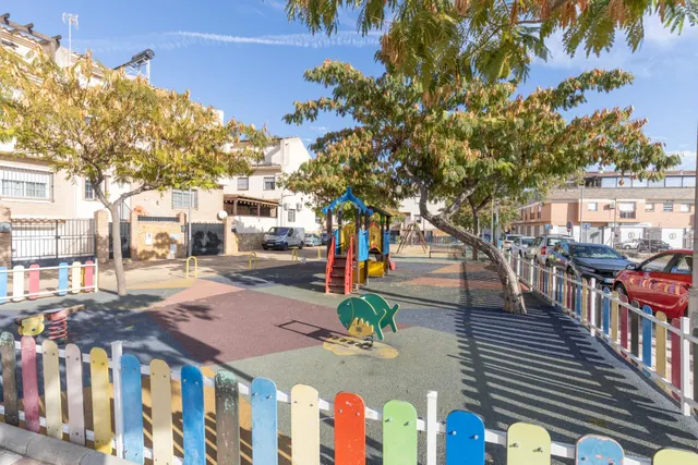 Amplia adosada en una de las mejores zonas de Churriana de la Vega — 42