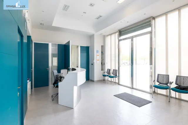 LOCAL COMERCIAL JUNTO AL CAMPUS DE LA SALUD — 5