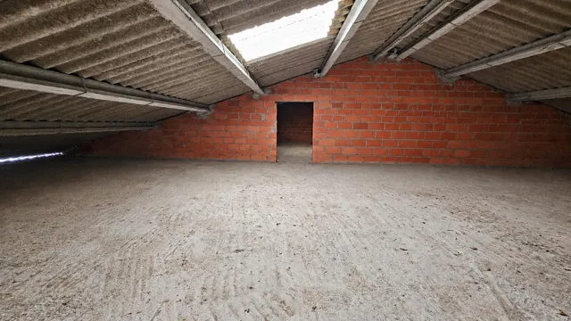 Nave comercial con alojamiento, aparcamiento y parcela en A Gándara — 40