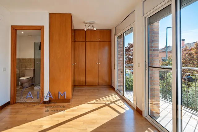 EN EXCLUSIVA CASA ADOSADA CON TERRAZAS Y MUCHO ESPACIO EN SANTA SUSANNA — 27
