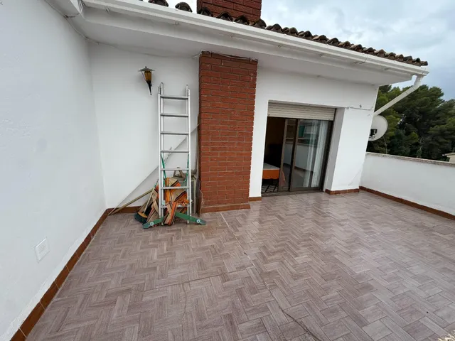 VIVIENDA ADOSADA DE 3 PLANTAS CON GARAJE , 4 habitaciones , AMPLIAS TERRAZAS EN SEGUR DE CALAFELL. — 38